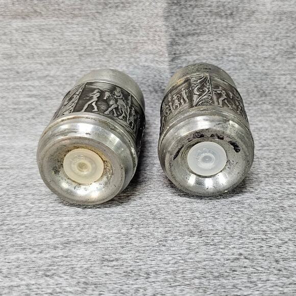 Vintage Pewter Metal Colonial Sword Knights Horses Salt Pepper Shakers 2.5" - Picture 3 of 5